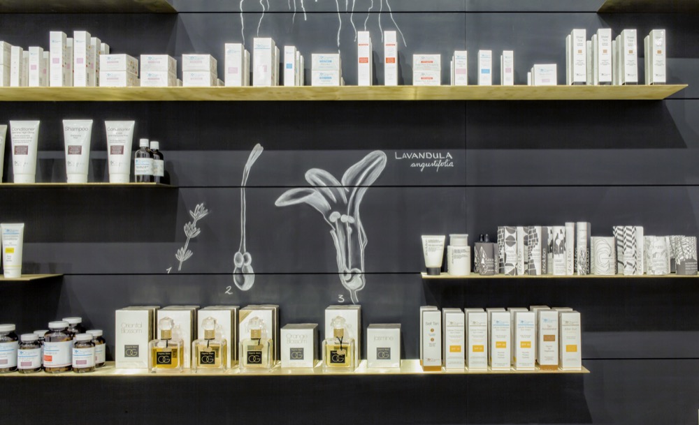Foto eines Regals im GreenGlam Store mit Kosmetik